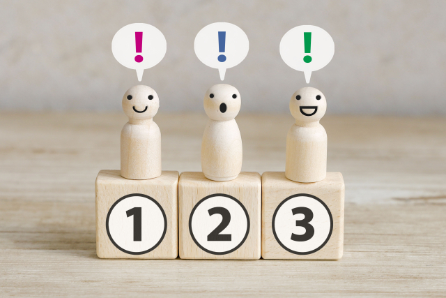 1、2、3と声をあげる木製の人形